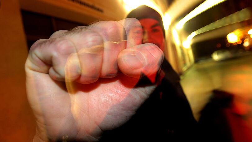 Ein 19-Jähriger hat im Asylbewerberheim einen Sicherheitsbeamten verprügelt und gebissen. Ein 19-Jähriger hat im Asylbewerberheim einen Sicherheitsbeamten verprügelt und gebissen.