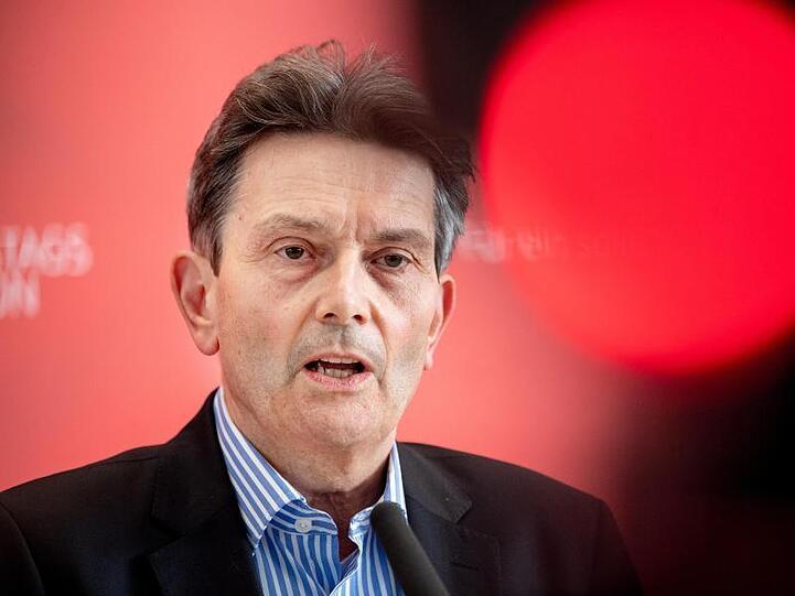 SPD-Fraktionschef Mützenich zur Verringerung von Rüstungsexporten: "Damit machen wir keinem das Leben schwer, sondern wir schützen Menschen.".