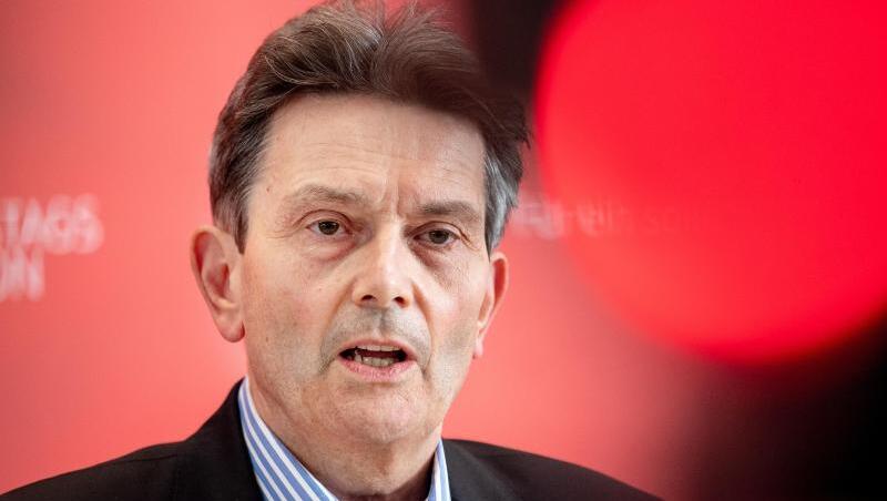 SPD-Fraktionschef Mützenich zur Verringerung von Rüstungsexporten: "Damit machen wir keinem das Leben schwer, sondern wir schützen Menschen.". SPD-Fraktionschef Mützenich zur Verringerung von Rüstungsexporten: "Damit machen wir keinem das Leben schwer, sondern wir schützen Menschen.".