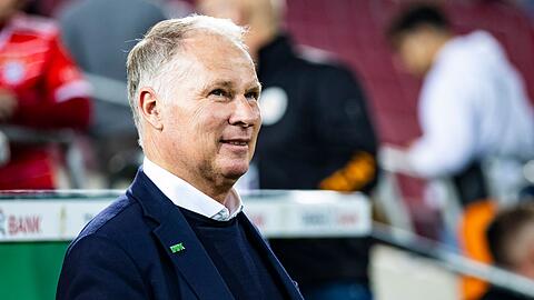 Augsburgs Sportdirektor Stefan Reuter steht vor dem Spiel im Stadion.