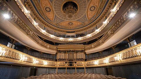 Der Saal im historischen Großen Haus im Landestheater Coburg. Das Landestheater schließt im Mai 2023, damit es umfassend saniert werden kann.