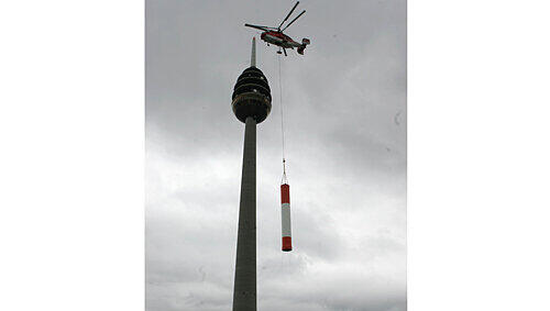 Für das digitale Antennenfernsehen wurde Bayerns höchster Turm noch höher: Im Mai 2005 installierten Experten die Sendeanlage auf dem Nürnberger Fernmeldeturm, der damit auf 292,80 Meter wuchs. Für das digitale Antennenfernsehen wurde Bayerns höchster Turm noch höher: Im Mai 2005 installierten Experten die Sendeanlage auf dem Nürnberger Fernmeldeturm, der damit auf 292,80 Meter wuchs.