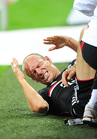 Der Schock in Minute 63: Arjen Robben bekommt nach einem Foul von Taye Taiwo einen Schlag auf die Wade, bleibt verletzt auf dem Rasen liegen.