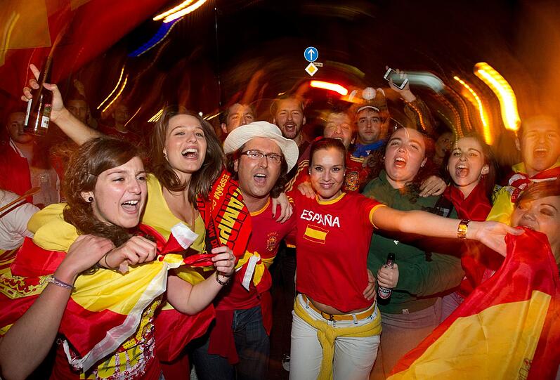 In München und rund um die Welt feierten die Spanien-Fans nach dem EM-Sieg über Italien ausgelassen - die Anhänger der "Squadra Azzurra" hingegen trugen Trauer. Hier sehen Sie die Bilder.