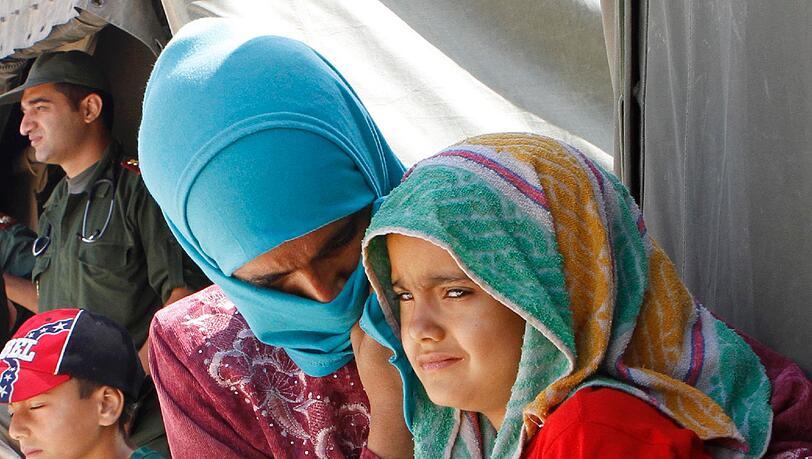 Angst vor Angriffen: Syrische Flüchtlinge in einem Flüchtlingslager an der türkischen Grenze. Angst vor Angriffen: Syrische Flüchtlinge in einem Flüchtlingslager an der türkischen Grenze.