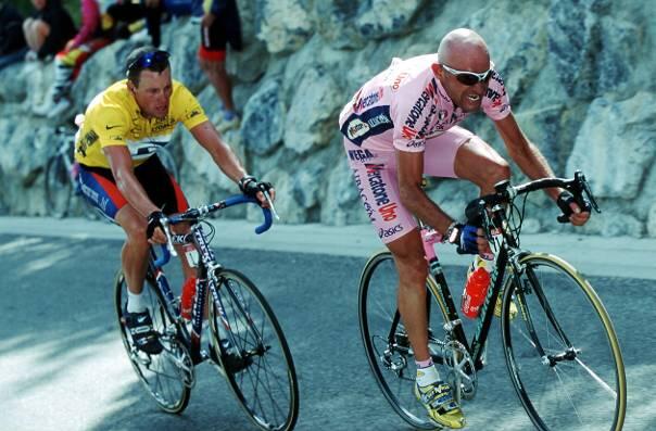 Pantani hier beim Berganstieg während der Tour im direkten Duell mit Dopingsünder Lance Armstrong.