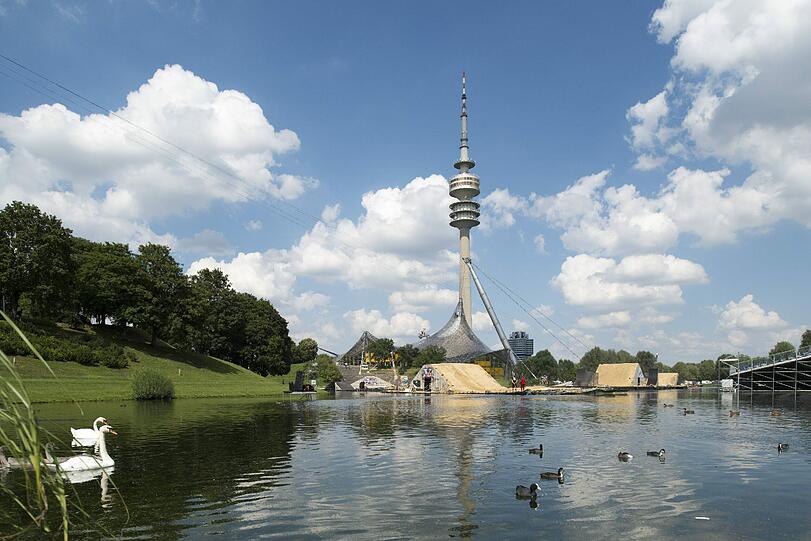 Waghalsige Jumps und das über Wasser. Die Bilder vom Training der X-Fighters auf dem Olympiasee.