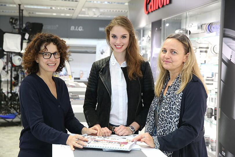 Showdesignerin Adelinde Knorr, die amtierende Schöne Münchnerin Marie und Beatrix Szlapka von Louisa Models bei einer Besprechung.