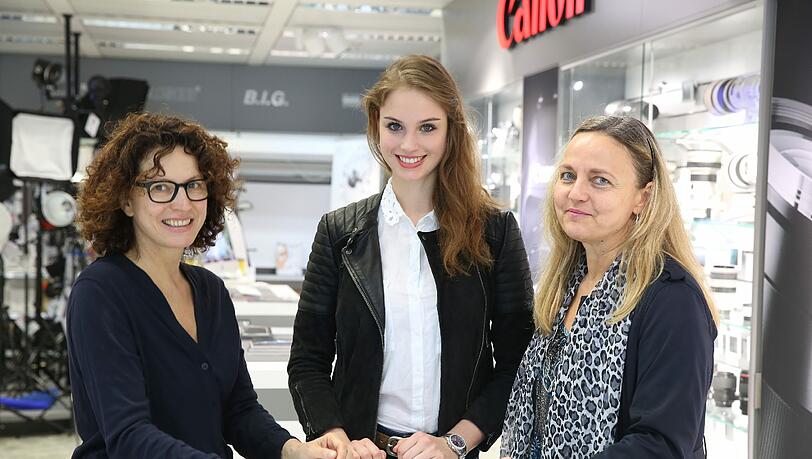 Showdesignerin Adelinde Knorr, die amtierende Schöne Münchnerin Marie und Beatrix Szlapka von Louisa Models bei einer Besprechung. Showdesignerin Adelinde Knorr, die amtierende Schöne Münchnerin Marie und Beatrix Szlapka von Louisa Models bei einer Besprechung.