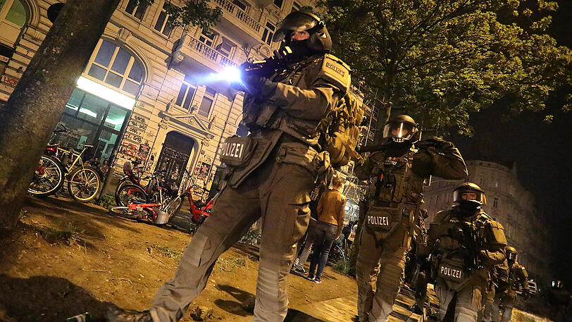 Gegen Mitternacht greift die Polizei dann ein &ndash; mit Wasserwerfern und Tränengas ging man gegen die Linksextremen vor.