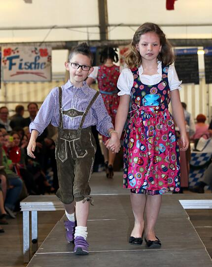 Trachtenmodenschau auf dem 27. Haderner Dorffest. Die Bilder.