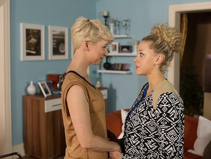 "Unter uns": Ute (Isabell Hertel, l.) und Micki (Joy Lee Juana Abiola-Müller)