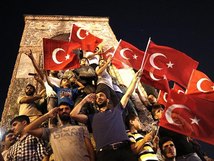 Mit türkischen Flaggen in der Hand salutieren Erdogan-Anhänger einen Tag nach dem Putschversuch in Istanbul.