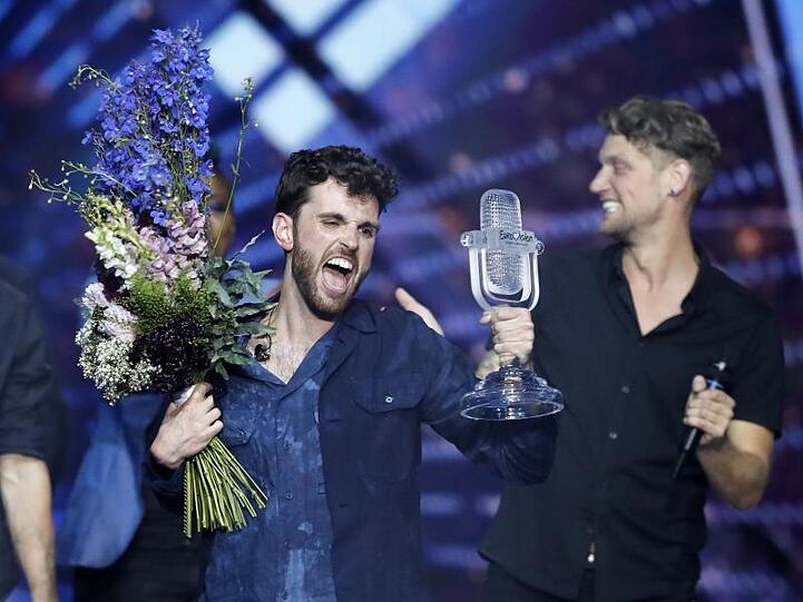 Piano-Man Duncan Laurence feiert seinen Triumph.