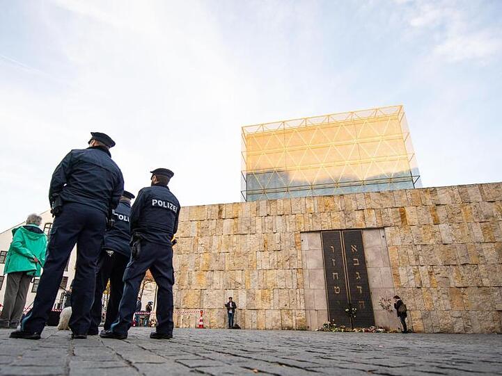 Polizisten stehen bei der Ohel-Jakob-Synagoge. Foto: Lino Mirgeler/dpa/Archivbild