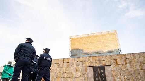 Polizisten stehen bei der Ohel-Jakob-Synagoge. Foto: Lino Mirgeler/dpa/Archivbild