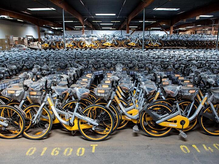 Rund 10.000 Leihfahrräder des Anbieters Obike stehen in einer Lagerhalle. Foto: Daniel Bockwoldt/Archiv