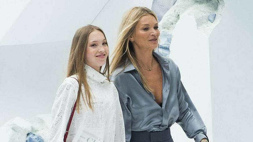 Lila Grace (l.) und ihre Mutter Kate Moss bei einem gemeinsamen Auftritt in Paris 2019.