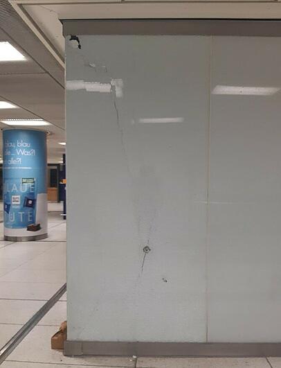 Die zersplitterte Glasfassade. Die zersplitterte Glasfassade.
