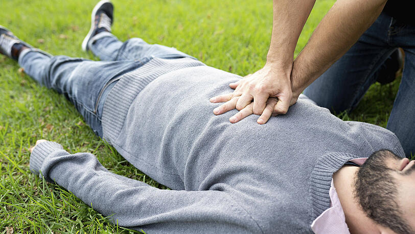 Die Münchner Feuerwehr weist daraufhin, dass die Herzdruckmassage (etwa 100 mal in der Minute auf den Brustkorb drücken) Leben retten kann.