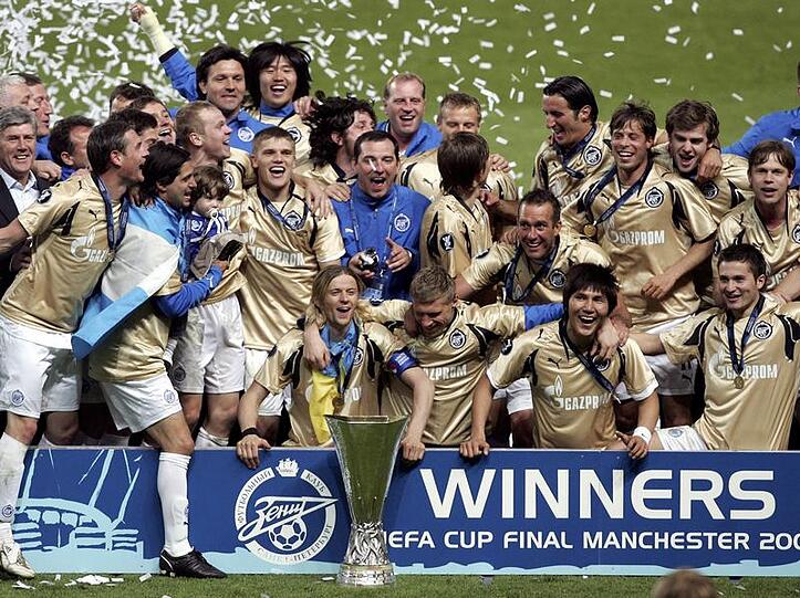 Die Petersburger lassen sich mit dem Pokal feiern.