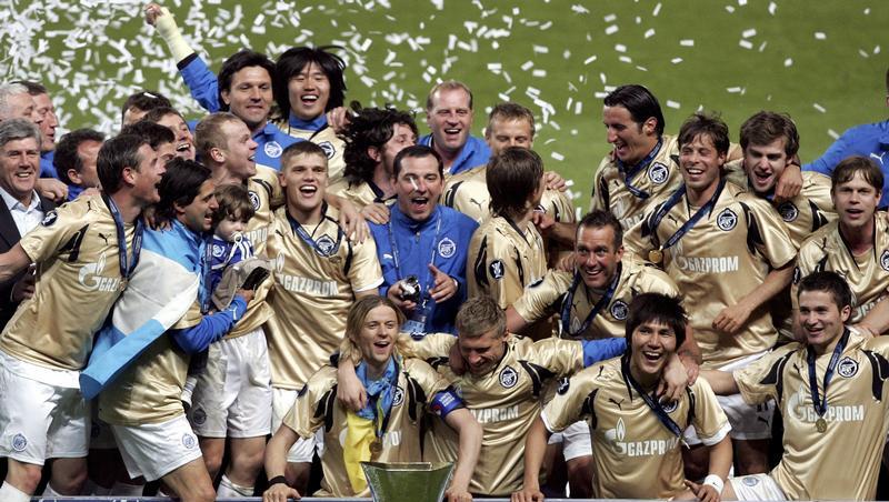 Die Petersburger lassen sich mit dem Pokal feiern. Die Petersburger lassen sich mit dem Pokal feiern.