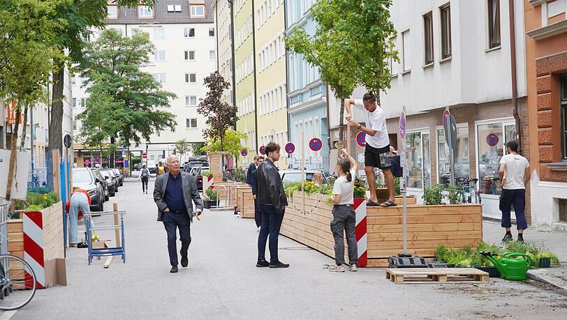 In der Steinheilstraße wird ein Straßenraumexperiment angelehnt an die Superblocks in Barcelona durchgeführt. In der Steinheilstraße wird ein Straßenraumexperiment angelehnt an die Superblocks in Barcelona durchgeführt.
