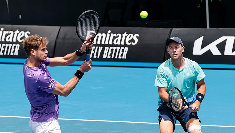 Yannick Hanfmann (l) und Dominik Koepfer (r) haben bei den Australian Open überraschend das Viertelfinale erreicht.