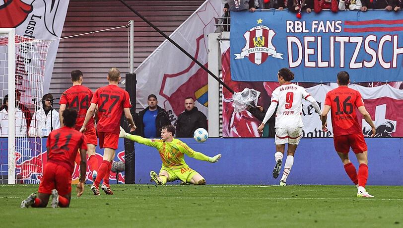 Bekam beim 3:3 die Pranke nicht mehr dazwischen: Bayern-Keeper Jonas Urbig. Bekam beim 3:3 die Pranke nicht mehr dazwischen: Bayern-Keeper Jonas Urbig.