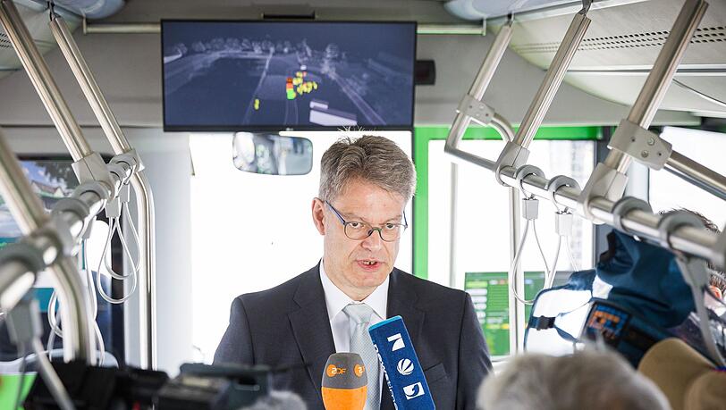 Verkehrsminister Schnieder zeigt sich nach seiner Fahrt im autonomen Bus beeindruckt.