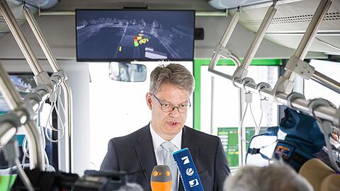 Verkehrsminister Schnieder zeigt sich nach seiner Fahrt im autonomen Bus beeindruckt.