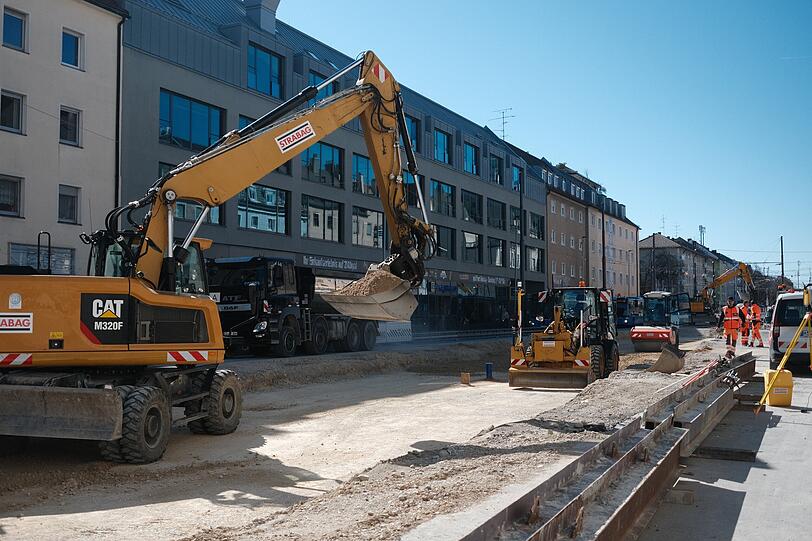 2028 soll die Tram-Westtangente ganz fertig sein. Auf der F&uuml;rstenrieder Stra&szlig;e wird deshalb immer noch gewerkelt.
