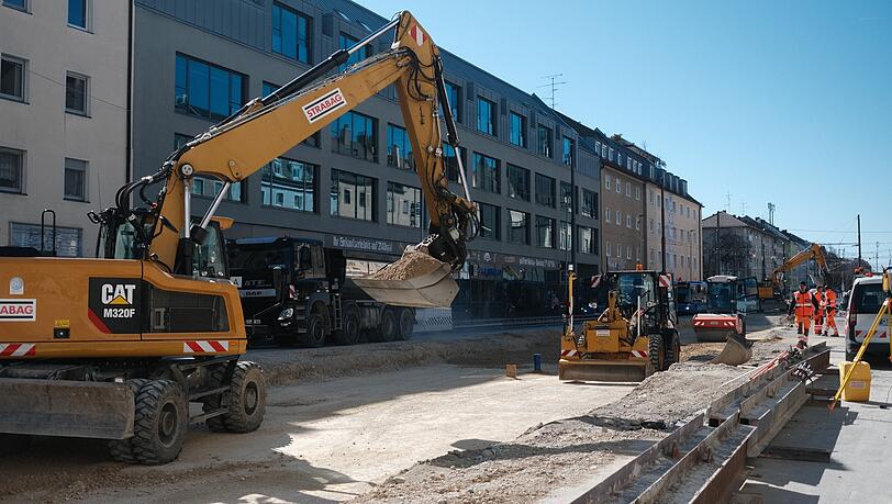 2028 soll die Tram-Westtangente ganz fertig sein. Auf der F&uuml;rstenrieder Stra&szlig;e wird deshalb immer noch gewerkelt.
