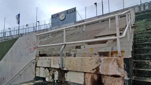 Die Tribünen im Grünwalder Stadion waren früher natürlich weniger verfallen. Genau das lieben aber die Stadionfans aber. Die Tribünen im Grünwalder Stadion waren früher natürlich weniger verfallen. Genau das lieben aber die Stadionfans aber.