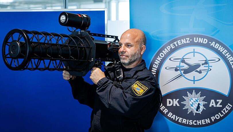 Der Kampf gegen die Gefahren, die von Drohnen ausgehen, gewinnt für die bayerische Polizei rasant an Bedeutung. Der Kampf gegen die Gefahren, die von Drohnen ausgehen, gewinnt für die bayerische Polizei rasant an Bedeutung.