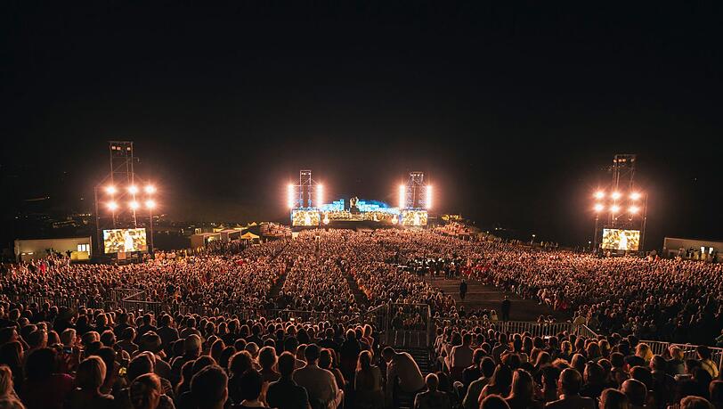 Tausende Besucher verfolgen das Andrea Bocelli-Konzert aus dem Teatro del Silenzio nahe Volterra. Tausende Besucher verfolgen das Andrea Bocelli-Konzert aus dem Teatro del Silenzio nahe Volterra.