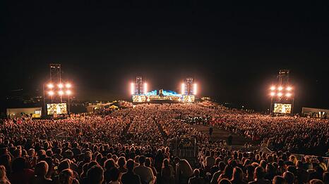 Tausende Besucher verfolgen das Andrea Bocelli-Konzert aus dem Teatro del Silenzio nahe Volterra.