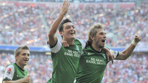 Gemeinsam für Deutschland: Hunt, Özil und Marin (v.r.) Gemeinsam für Deutschland: Hunt, Özil und Marin (v.r.)