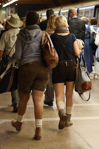 Seit einigen Jahren nicht mehr vom Körper der Burschn wegzudenken. Ob es nun das alte Paar vom Urgroßvater oder eben die Billigvariante von der Stange ist: Auch für Frauen gehört die Lederhosn einfach dazu.