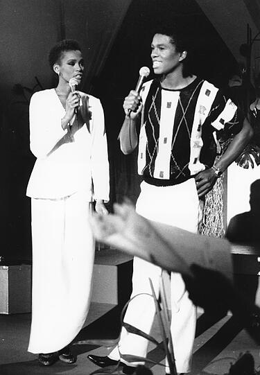 In diesem Bild aus dem Jahr 1984 steht Whitney gemeinsam mit Jermaine Jackson auf der Bühne.