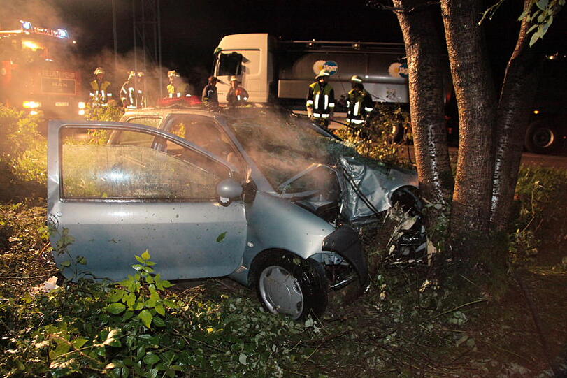 Heftiger Crash im Großhaager Forst: Ein 26-Jähriger kommt von der Fahrbahn ab und prallt gegen einen Baum