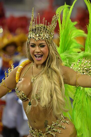 Ziemlich bunt, ziemlich heiß und ziemlich nackt: Beim Sambodromo tobt der brasilianische Karneval bei Temperaturen von über 30 Grad. Die Bilder.