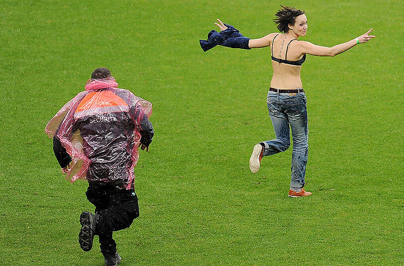 Aber Flitzer müssen nicht immer männlich sein. Dieser weibliche Störenfried hält den Ordner in der Allianz Arena auf Trab.
