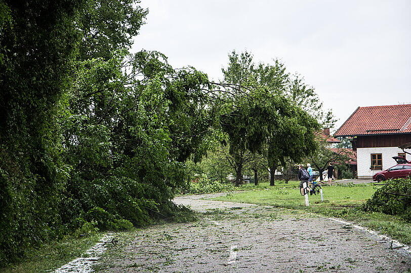 Schwere Unwetter im Berchtesgadener Land sorgten am Samstag für reichlich Chaos auf den Straßen. Die Bilder.