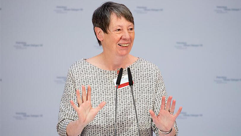 Umweltministerin Barbara Hendricks spricht beim Auftakt des 8. Petersberger Klimadialogs zu den Teilnehmern.