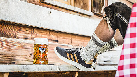 Der "Prost" von Adidas kommt traditionell und detailverliebt daher - aber darf man so einen Sneaker überhaupt zur Tracht anziehen?