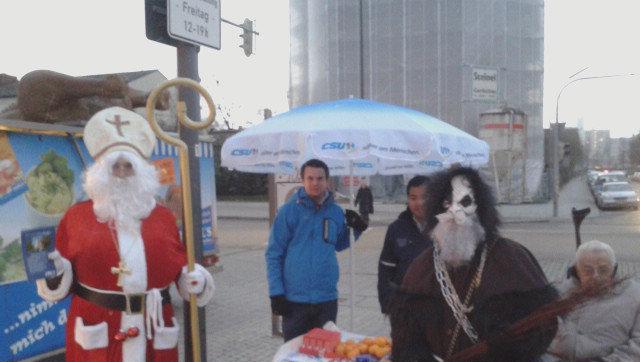 Nikolaus und die CSU auf dem Curt-Mezger-Platz in Milbertshofen. Nikolaus und die CSU auf dem Curt-Mezger-Platz in Milbertshofen.