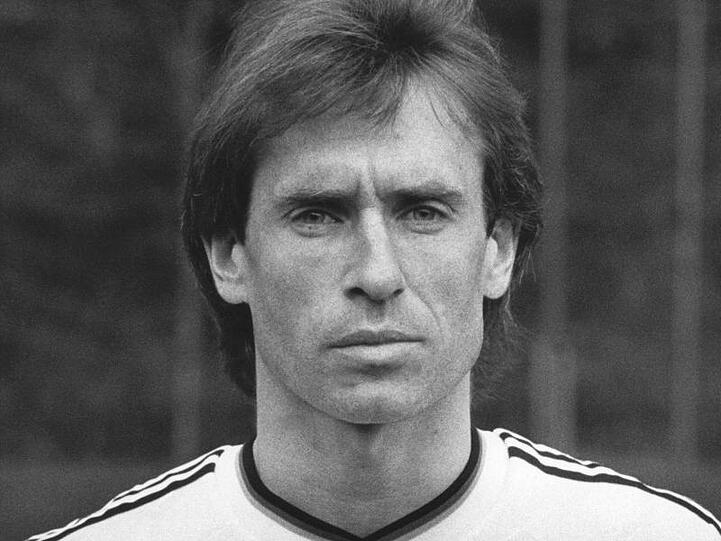 Norbert Eder bei der Vorstellung des Aufgebots der deutschen Nationalmannschaft für die Fußball-WM 1986. Foto: Horst Pfeiffer/dpa/Archivbild