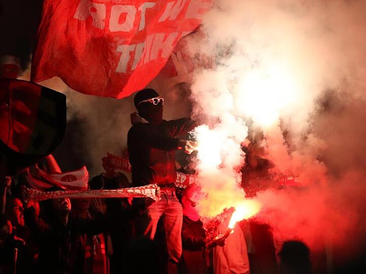 Fans von Bayern zünden Pyrotechnik. Foto: Christian Charisius
