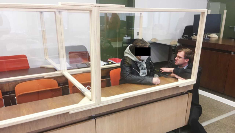Der Angeklagte berät sich mit seinem Anwalt.
